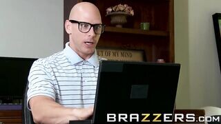 Joslyn James kedveli a méretes dárdát