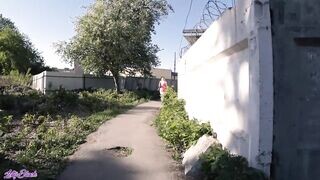 Fiatal lány lovagolja a fickó faszát