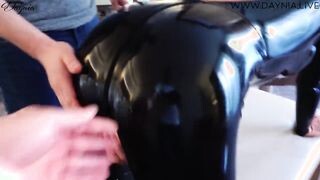 Latex ruhás anyukát segglyukba közösülnek