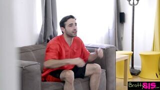 A kívánatos fiatal maca tv nézés helyzett szopna