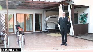 Méretes keblű milf kettő hímtagot kap