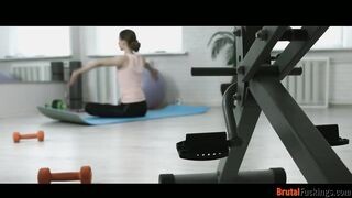 Jogázó tinédzser bigét kúrel ánuszba az edő