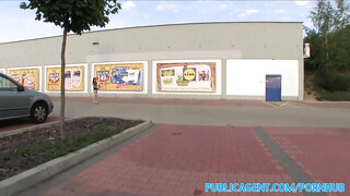 Yvette a lidl parkolójában hancúrozik