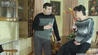 Orosz anyuci a nevelt fiával kupakol