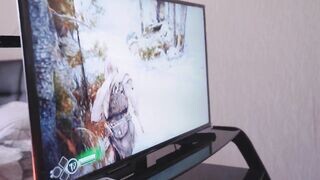 Gamer csajszi konzolozás helyett pöcst kap