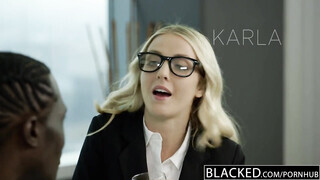 Karla Kush cunija befogadja a termetes dákót