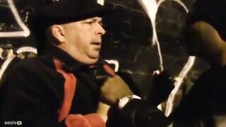 Fiatal picsa és a 30 centis fekete kukac