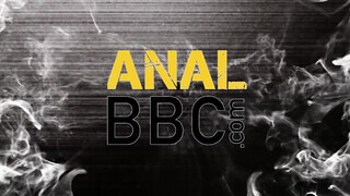 Maxim Law análjába méretes bőrös virsli hatol