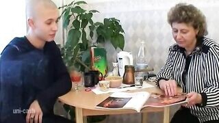 Magányos háziasszony és a fiatal fickó