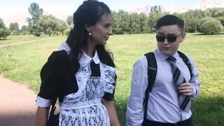 Tapasztalatlan csóka hátsó nyílásba kupakol