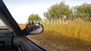 Dögös fiatal barinő a kocsiban cidázik