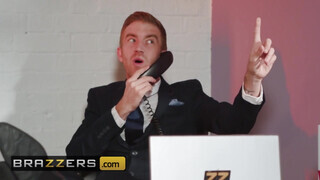 Brazzers - Lucia Love hatalmas péniszt kap az irodában