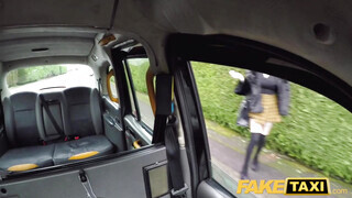 Fake Taxi - Szoknyás tinédzser csajszi a taxissal kufircol