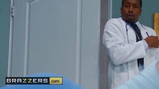 Brazzers - Nina Dee ánuszát a doktor döngeti
