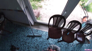 Tetkós orosz fiatal szuka a medencénél kupakol