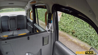 Fake Taxi - Tara Spades melle közé veszi a hímvesszőt