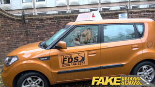 Fake Driving School - termetes műcsöcsös csajszi vadul vezet és vadul közösül
