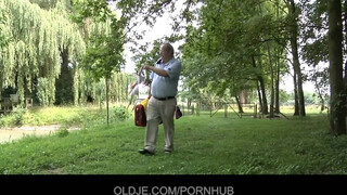 Oldje - Öreg pasas dugja a fiatal spinét