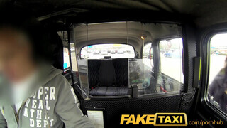 FakeTaxi - cuki csajszika gigászi seggel megfizet