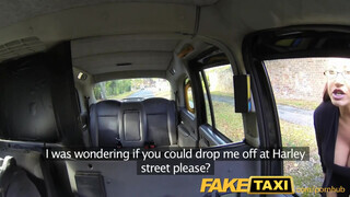 FakeTaxi - gigászi cickós Milf szétbaszatja magát a Taxiban