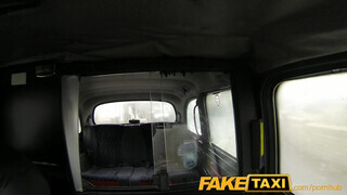 FakeTaxi - tetovált maca bekúrva a hátsó ülésen