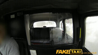 Faketaxi gigászi csöcsök és szopós száj