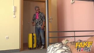 Fake Hostel szűk pinájú olasz bige és kettő himbilimbi