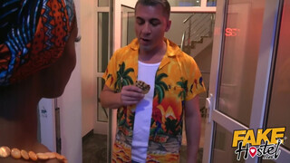 Fake Hostel afrikai csajszika és egy latin amerikai lyuk közösen