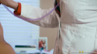 Ariella Ferrera a spanyol doktornő - Brazzers