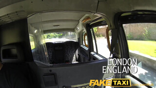 FakeTaxi amerikai félvér gádzsi kefélni akar