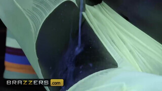 Brazzers - az ázsiai Kendra Spade jó termetes hímtagot talál