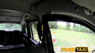 FakeTaxi még a sofőr fenekét is kinyalja a szuka