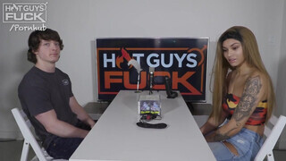 Dél Amerikai zsenge csajszi és a sportos krapek - Hot Guys Fuck