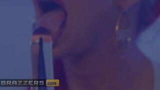 Brazzers - Phoenix Marie óriási popsija megdolgozva