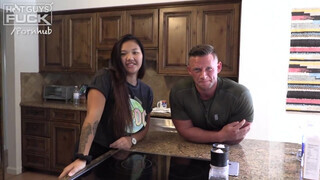 Hot guys fuck - dagi faszi legyalázza a kicsike thai nőcit