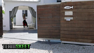 TeenPies - Kali Roses borotvált cunija megkefélve