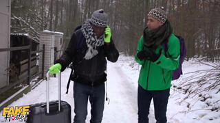 Gigászi keblű fiatal lány és a turista srácok - Fake Hostel