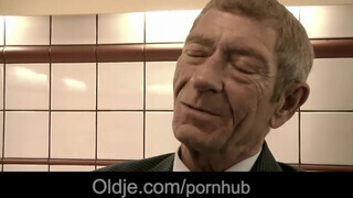 Magyar pornós bige hancúrozik korosodó manussal - Oldje