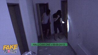 Zsenge pipit kúrnak a rabló srácok - Fake Hostel