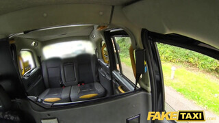Fake Taxi - Gigászi kannás milf megkettyintve a hátsó ülésen