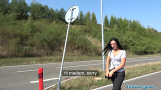 Méretes cickós zsenge nőci pénzért kupakol - Public Agent