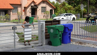 Nadia White tinédzser ürgével reszel - Anal mom