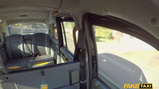 Fake Taxi - Louise Lee segglyukba is engedi