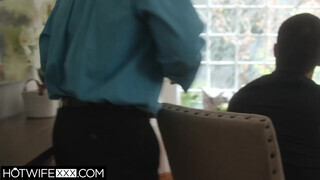 HotwifeXXX - Bunny Colby a férje előtt kupakol