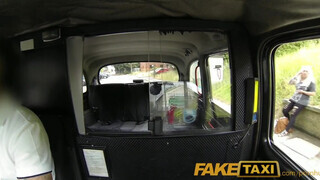 Faketaxi - szőrös pinájú milf csajszika kupakol egyet
