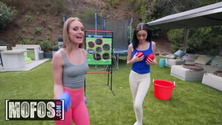 MOFOS - Daisy Stone és Scarlett Bloom édeshármasban kufirconlak