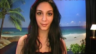 Mia Sanchez feldug egy óriási műfütyit