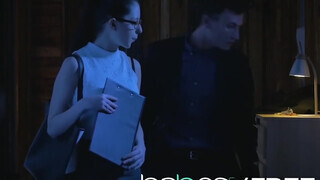 Rebecca Volpetti hatalmas hímtagot kap a popójába