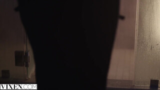 VIXEN - Allie a kívánatos világos szőke milf