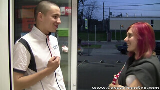 Casual Zsenge Szex - egy gyors menet a lila hajú csajjal